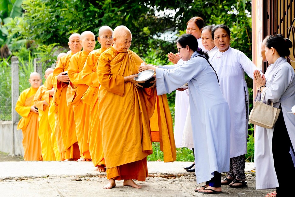 Ni trưởng Thích nữ Diệu Liên dẫn đầu đoàn chư Ni trong buổi lễ khất thực Ni trưởng Thích nữ Diệu Liên dẫn đầu đoàn chư Ni trong buổi lễ khất thực