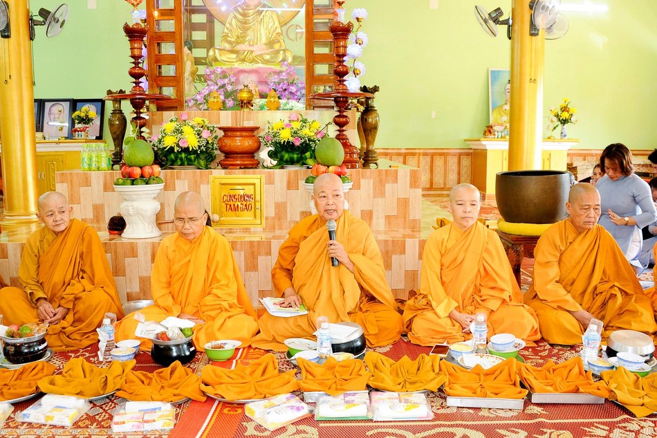 Ni trưởng Thích nữ Diệu Liên ban đạo từ tại buổi lễ Ni trưởng Thích nữ Diệu Liên ban đạo từ tại buổi lễ