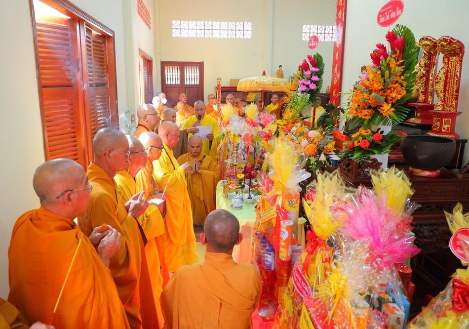 Chư tôn đức thắp hương tưởng niệm cố Hòa thượng Thích Huệ Hiển Chư tôn đức thắp hương tưởng niệm cố Hòa thượng Thích Huệ Hiển