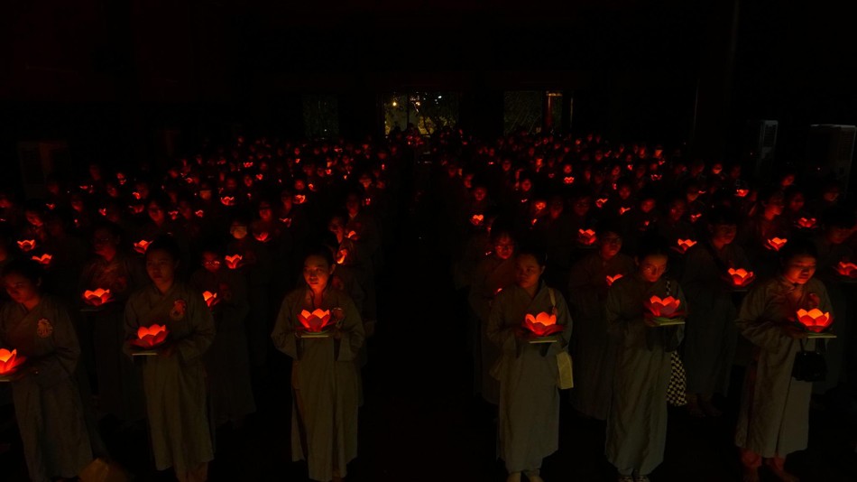Thắp hoa đăng cầu nguyện Thắp hoa đăng cầu nguyện