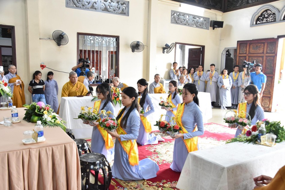 Dâng hoa cúng dường Dâng hoa cúng dường