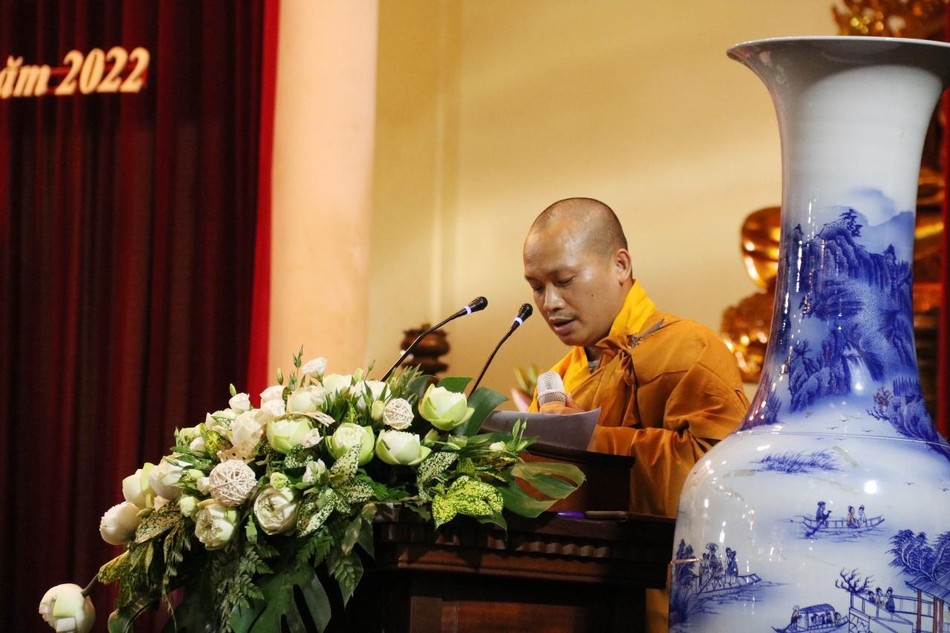 Đại đức Thích Đạo Mẫn đọc báo cáo Đại đức Thích Đạo Mẫn đọc báo cáo