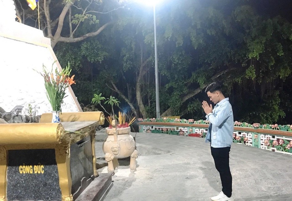 Tác giả bài viết thắp hương khấn nguyện