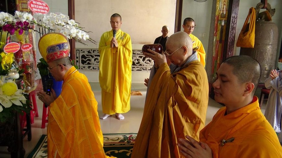 Môn đồ pháp quyến dâng phạn thực cúng dường