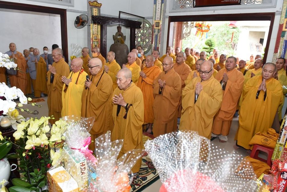 Chư tôn đức nhất tâm cầu nguyện