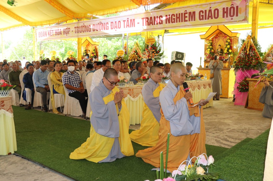 Sư cô Thích nữ Hữu Như dâng lời phát nguyện Sư cô Thích nữ Hữu Như dâng lời phát nguyện