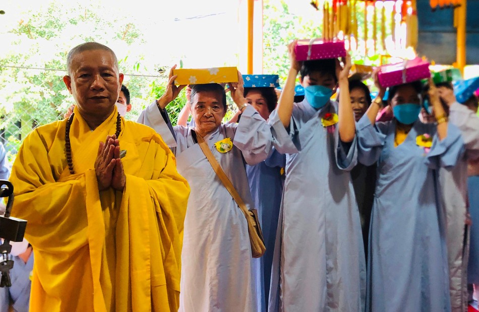 Phật tử thành kính dâng cúng pháp y Phật tử thành kính dâng cúng pháp y