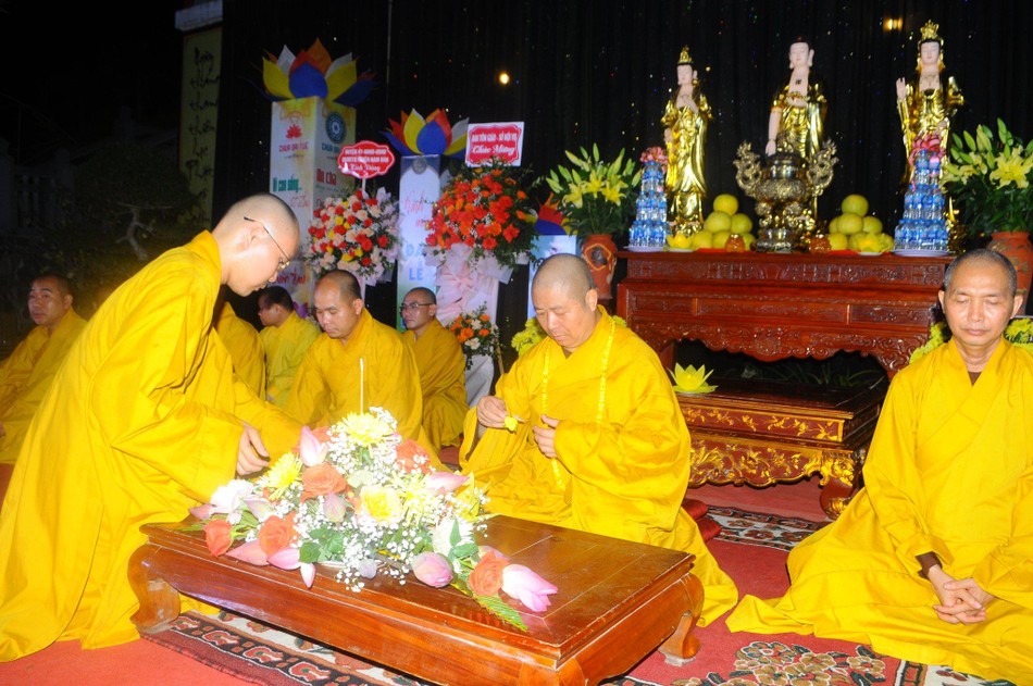 Cài hoa hồng lên huỳnh y Cài hoa hồng lên huỳnh y