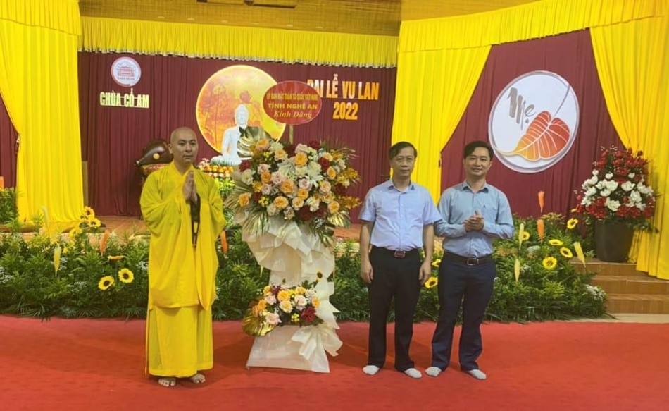 Tặng hoa, quà chúc mừng Đại lễ Vu lan tại chùa Cổ Am Tặng hoa, quà chúc mừng Đại lễ Vu lan tại chùa Cổ Am