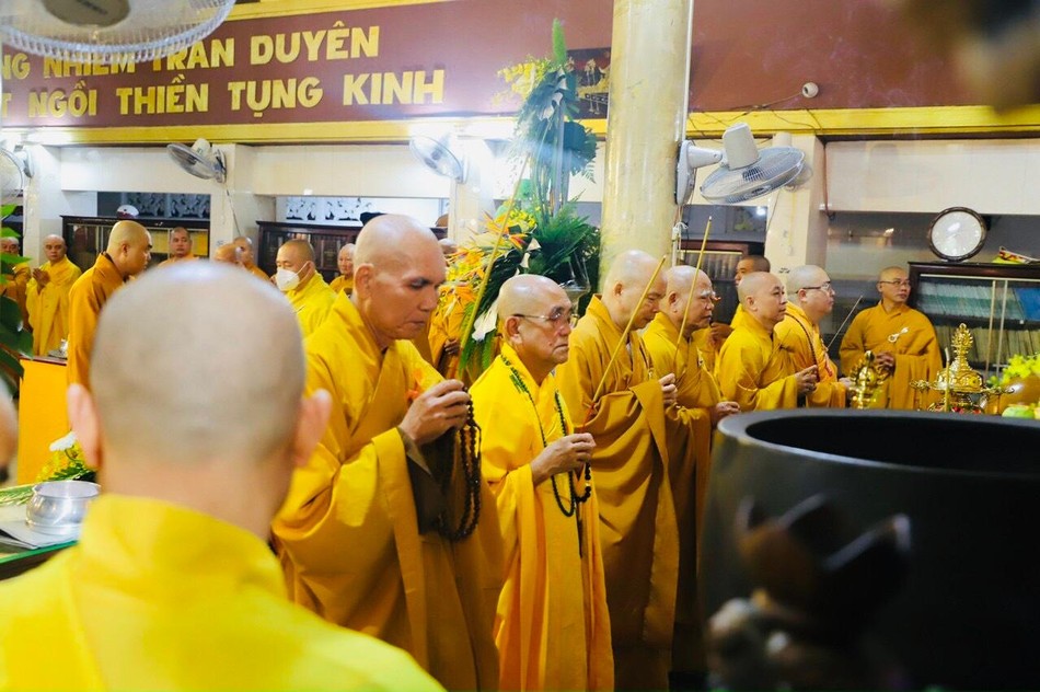 Chư tôn đức niêm hương bạch Phật Chư tôn đức niêm hương bạch Phật