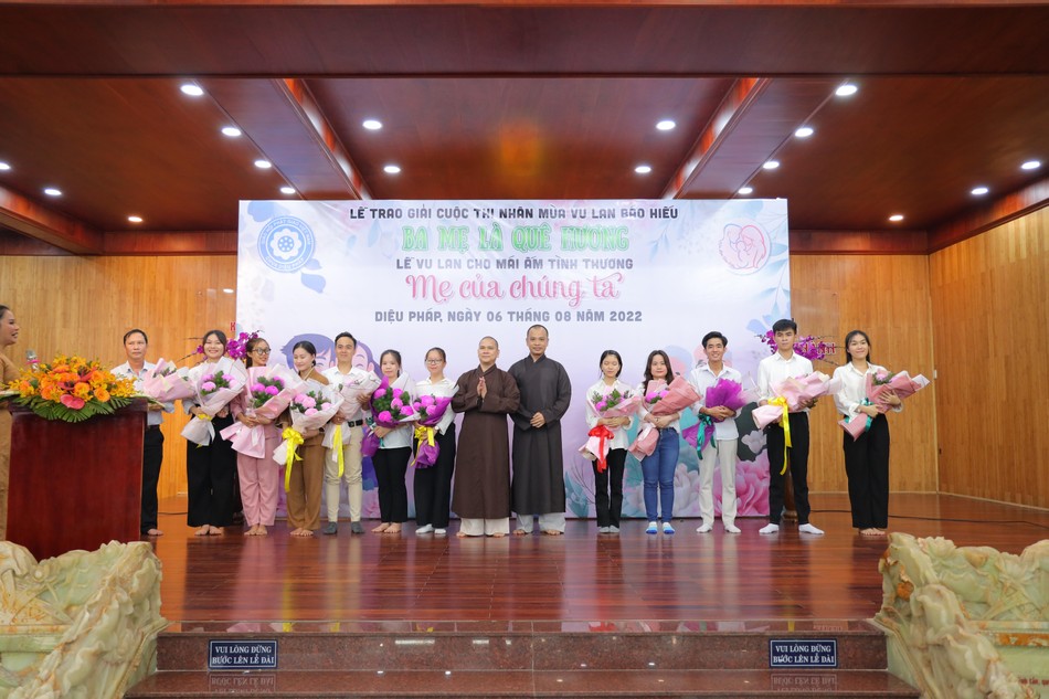 Trao giải cuộc thi viết với chủ đề "Ba mẹ là quê hương" Trao giải cuộc thi viết với chủ đề "Ba mẹ là quê hương"