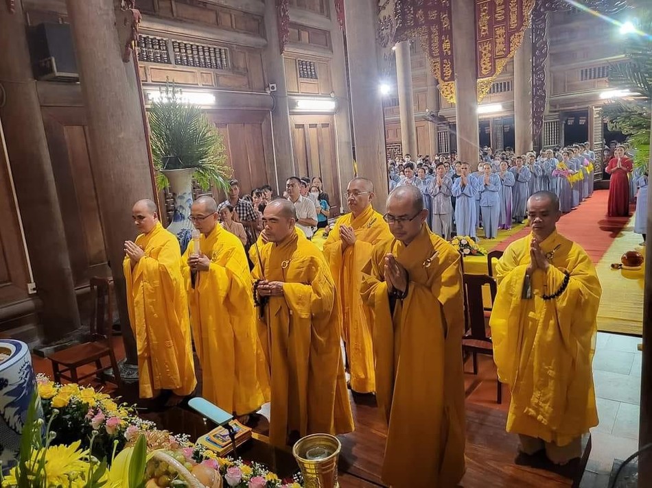 Chư tôn đức Tăng chùa Lam Sơn niêm hương bạch Phật, cử hành lễ Vu lan Chư tôn đức Tăng chùa Lam Sơn niêm hương bạch Phật, cử hành lễ Vu lan