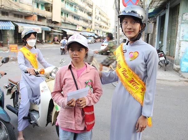 Hạnh phúc cho những ai còn được cài lên ngực mình đóa hoa hồng đỏ Hạnh phúc cho những ai còn được cài lên ngực mình đóa hoa hồng đỏ