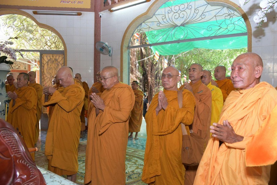 Chư tôn đức niêm hương bạch Phật Chư tôn đức niêm hương bạch Phật