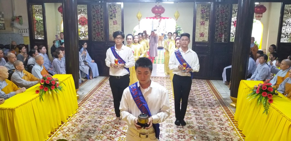 Phật tử dâng lục cúng Phật tử dâng lục cúng