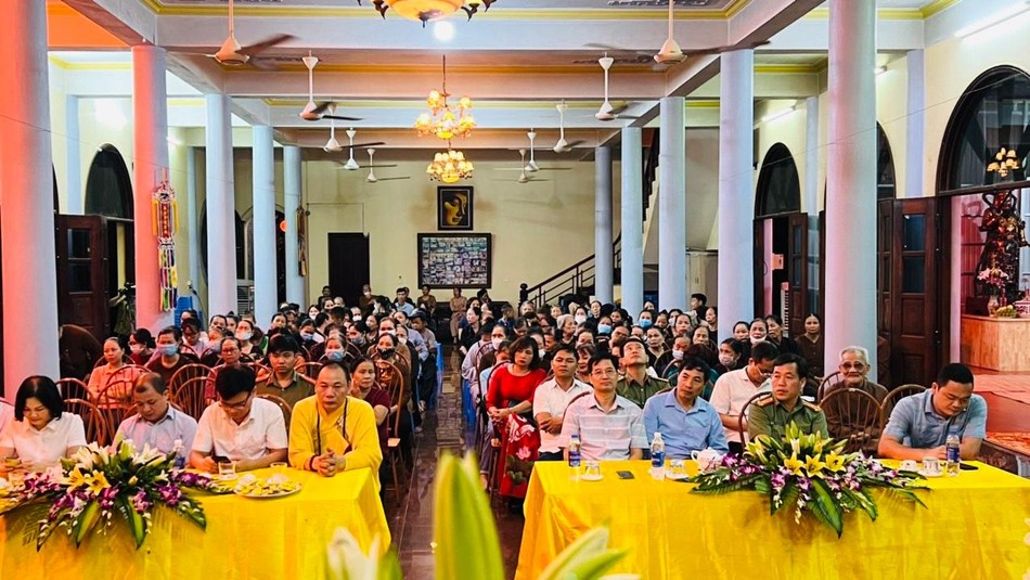 Đại biểu chính quyền và các Phật tử tham dự buổi lễ