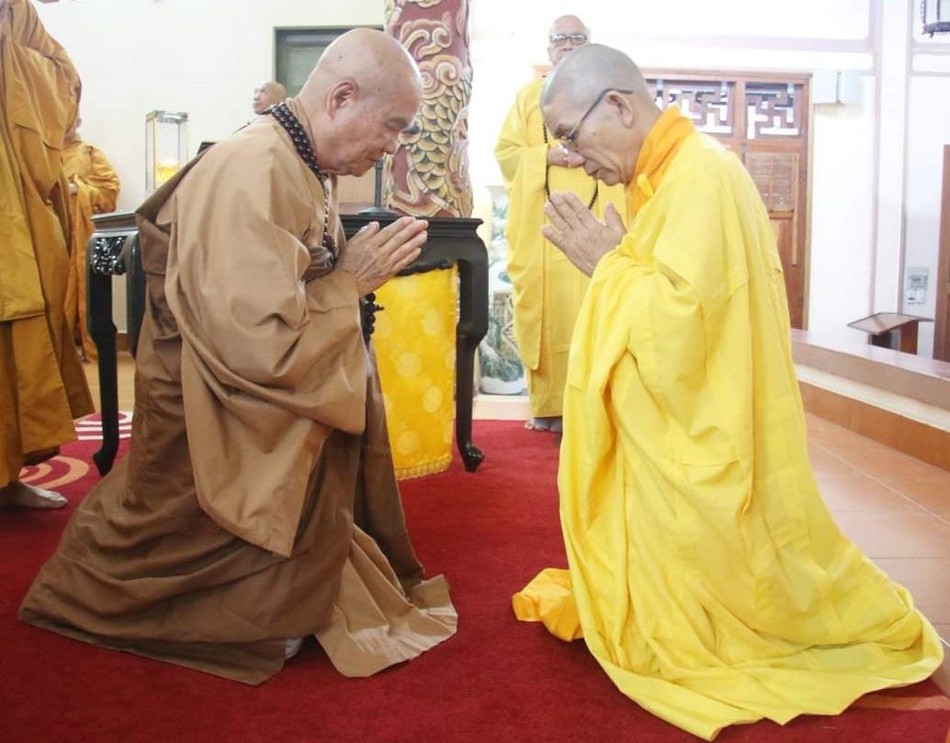 Chư tôn đức đối thú Tự tứ Chư tôn đức đối thú Tự tứ