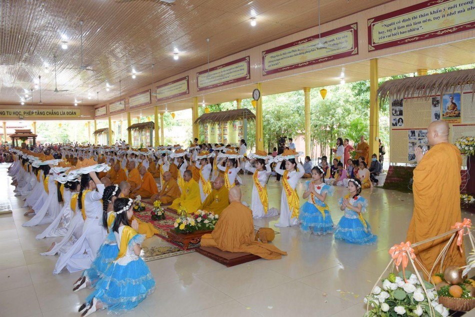 Phật tử thành kính dâng cúng pháp y Phật tử thành kính dâng cúng pháp y