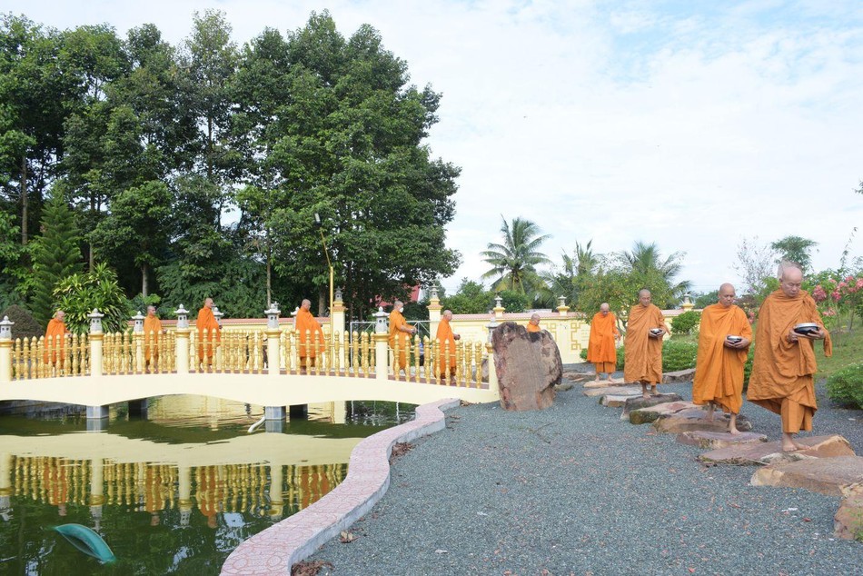 Chư Tăng trì bình khất thực Chư Tăng trì bình khất thực