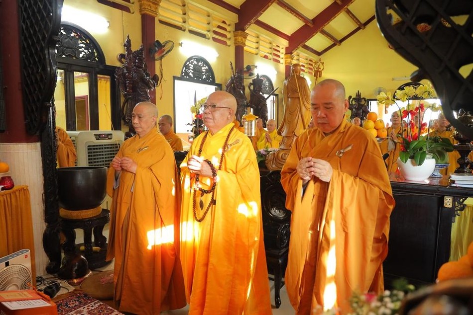 Chư tôn đức niêm hương bạch Phật