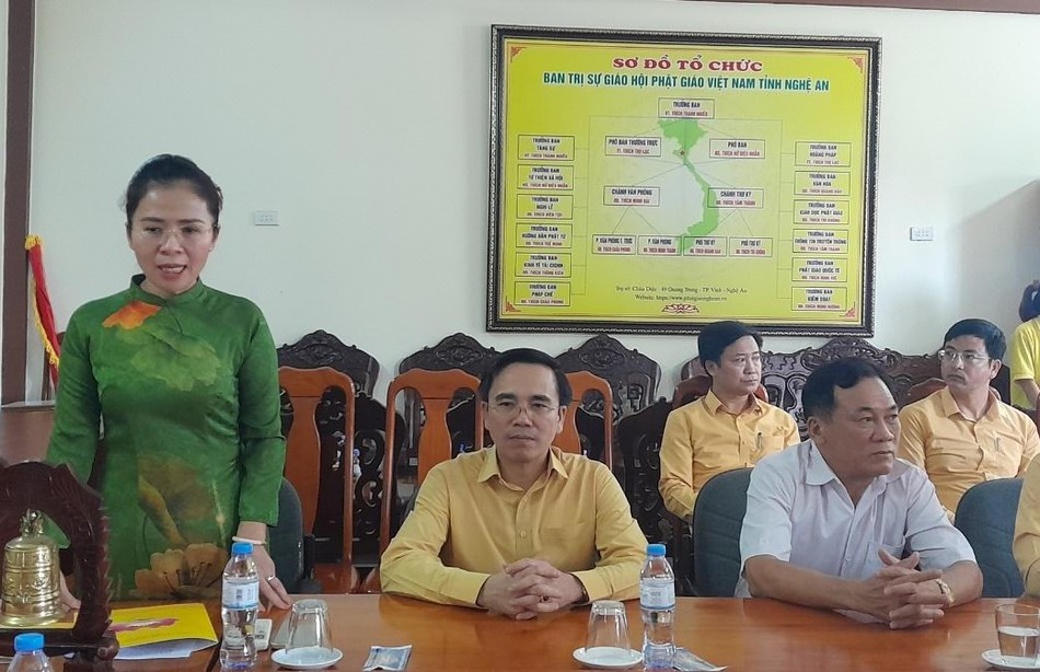 Bà Võ Thị Minh Sinh, Chủ tịch Ủy ban MTTQVN tỉnh Nghệ An phát biểu