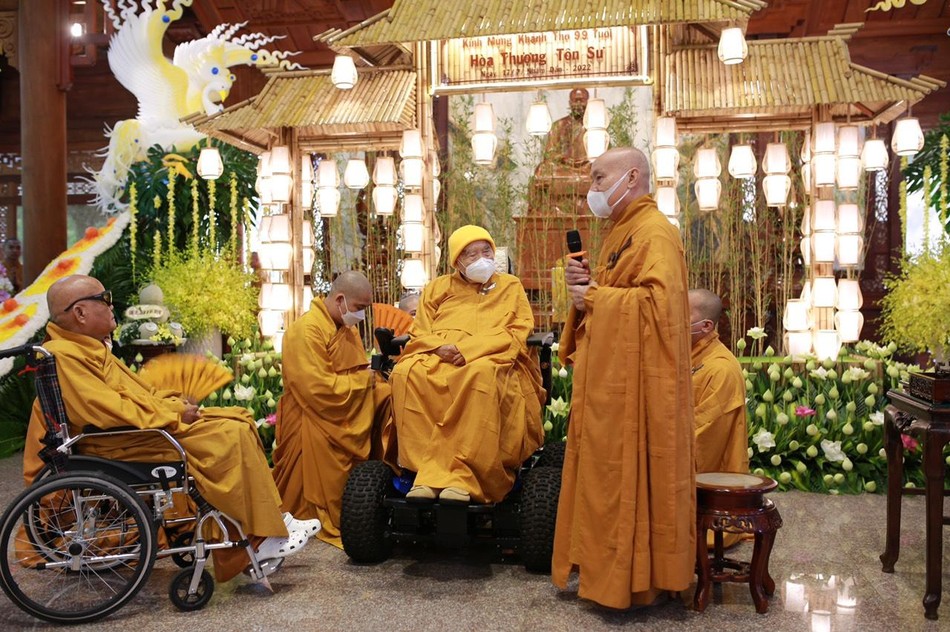 Hòa thượng Thích Nhật Quang dâng lời tác bạch Hòa thượng Thích Nhật Quang dâng lời tác bạch