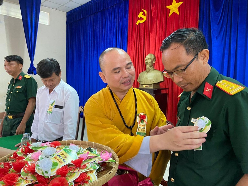 Đại đức Thích Lệ Ngôn cài hoa hồng cho các cán bộ, chiến sĩ - Ảnh: Nguyễn Hà Đại đức Thích Lệ Ngôn cài hoa hồng cho các cán bộ, chiến sĩ - Ảnh: Nguyễn Hà