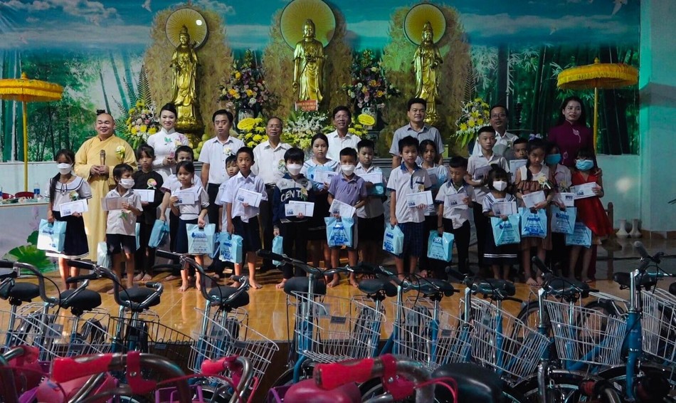 Trao xe đạp và học bổng cho học sinh nghèo hiếu học Trao xe đạp và học bổng cho học sinh nghèo hiếu học