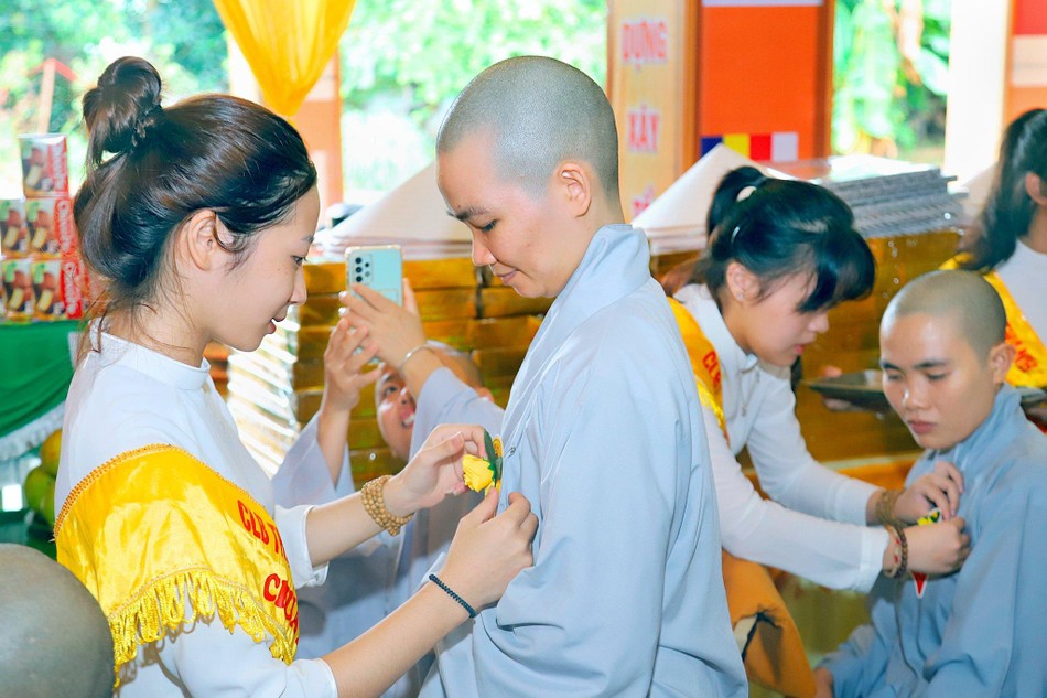 Nghi thức cài hoa hồng Nghi thức cài hoa hồng