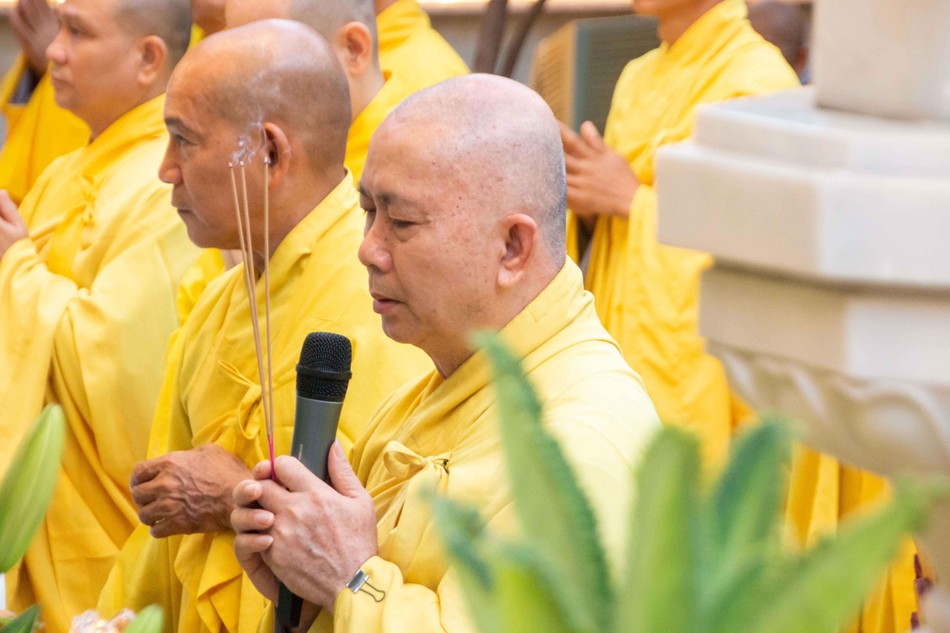 Hòa thượng Thích Hoằng Tri niêm hương Hòa thượng Thích Hoằng Tri niêm hương