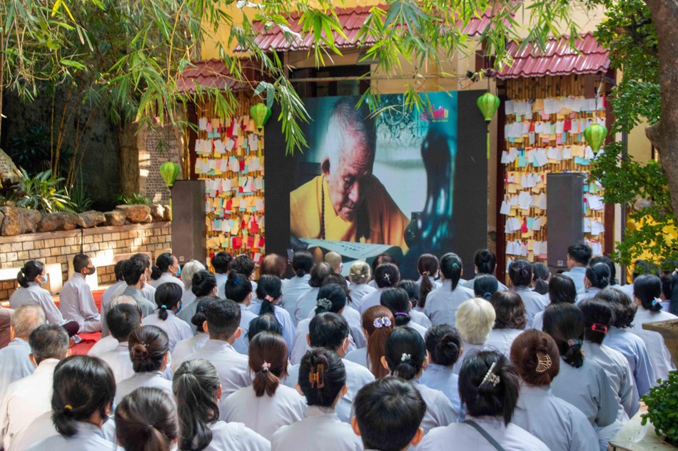 Phật tử cùng nghe pháp âm của cố Đại lão Hòa thượng Phật tử cùng nghe pháp âm của cố Đại lão Hòa thượng
