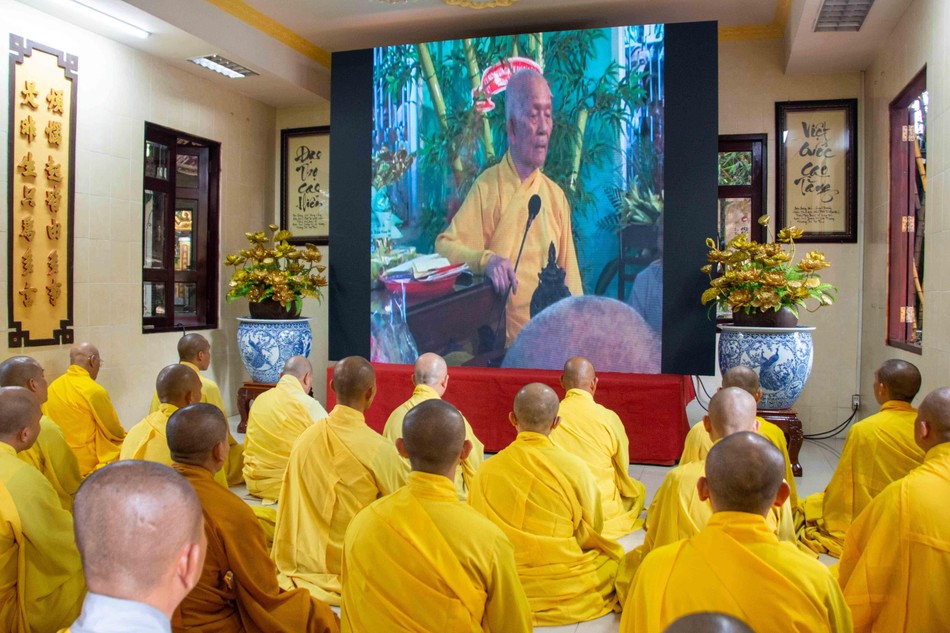 Đại chúng lắng lòng với những lời sách tấn của cố Đại lão Hòa thượng Thích Trí Tịnh Đại chúng lắng lòng với những lời sách tấn của cố Đại lão Hòa thượng Thích Trí Tịnh