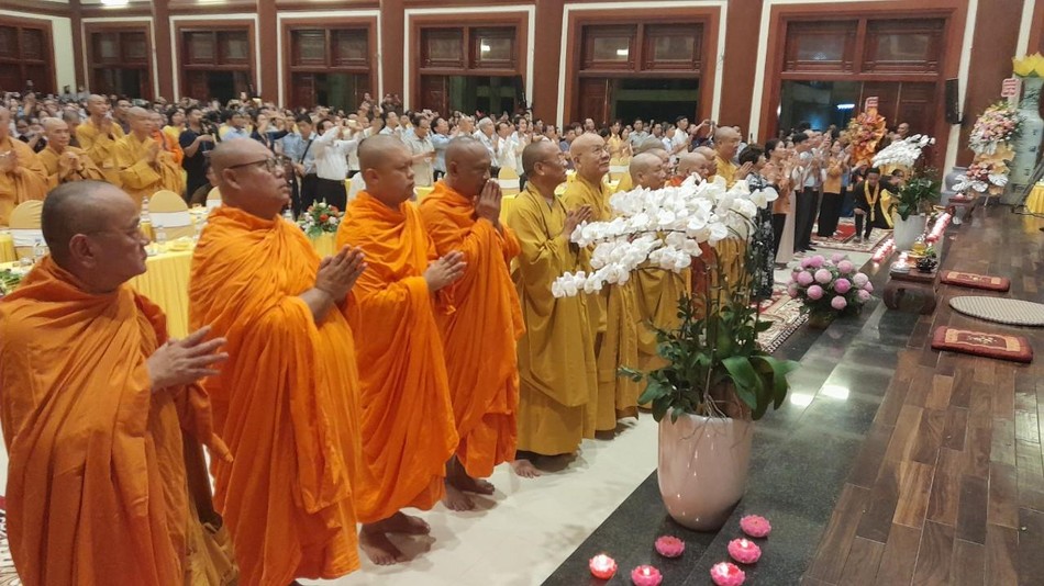 Chư tôn đức cử hành nghi lễ an vị Phật Chư tôn đức cử hành nghi lễ an vị Phật