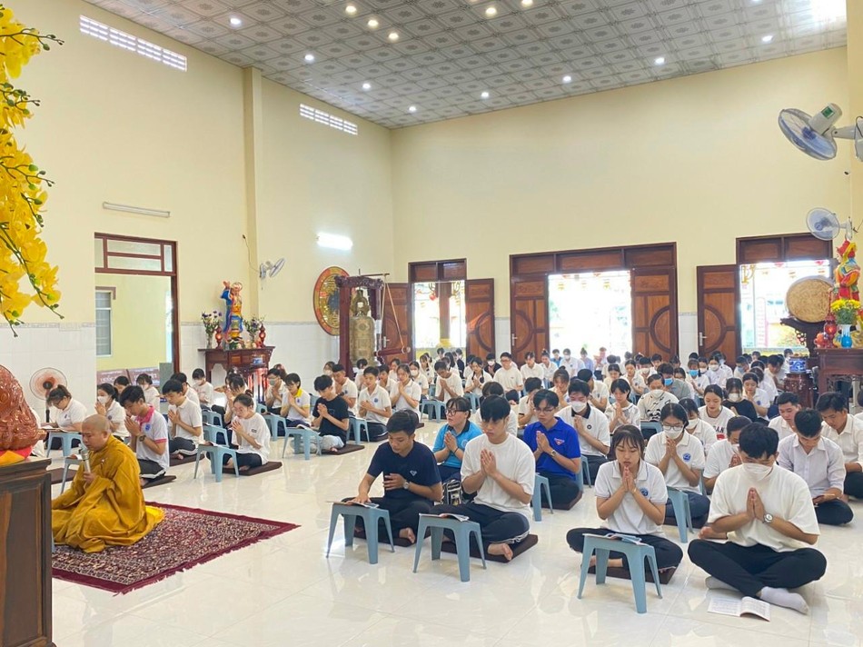 Các bạn trẻ tham dự khóa lễ tụng kinh Các bạn trẻ tham dự khóa lễ tụng kinh