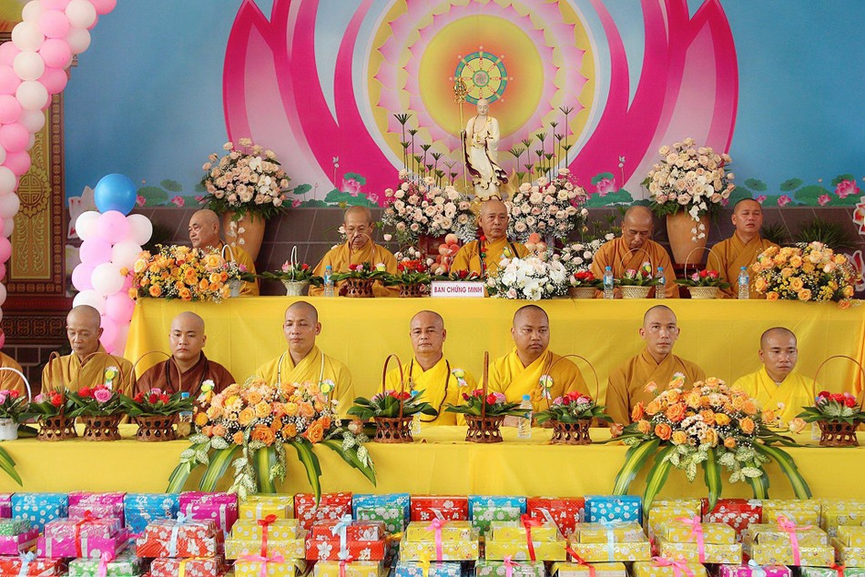 Chư tôn đức chứng minh và tham dự buổi lễ Chư tôn đức chứng minh và tham dự buổi lễ