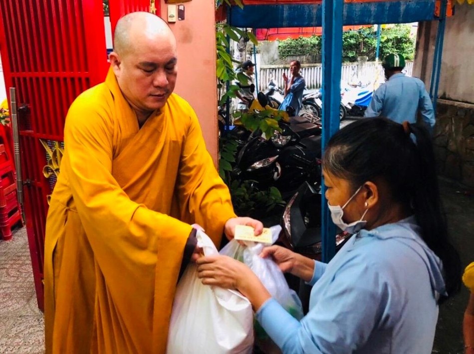 Đại đức Thích Huệ Chấn trao quà cho các gia đình khó khăn Đại đức Thích Huệ Chấn trao quà cho các gia đình khó khăn