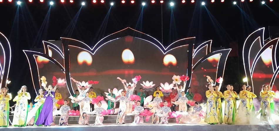 Tiết mục hát, múa “Việt Nam Phật giáo sáng ngời hào quang” mở đầu cho chương trình nghệ thuật Tiết mục hát, múa “Việt Nam Phật giáo sáng ngời hào quang” mở đầu cho chương trình nghệ thuật