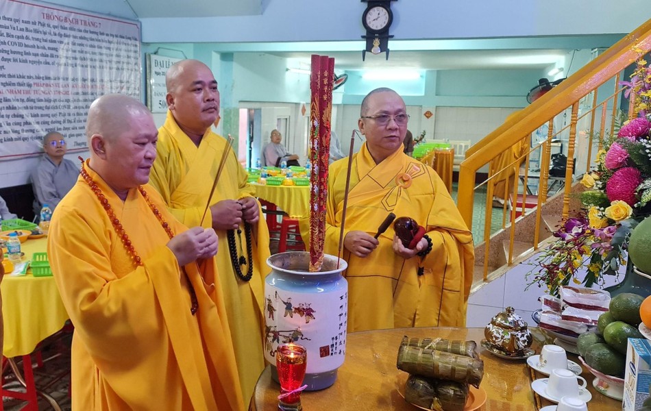 Chư tôn đức thắp hương tưởng niệm, khai đàn cầu siêu Chư tôn đức thắp hương tưởng niệm, khai đàn cầu siêu