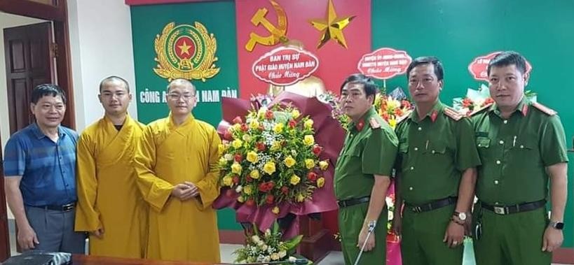 Ban Trị sự GHPGVN huyện Nam Đàn tặng hoa chúc mừng lãnh đạo Công an huyện Nam Đàn