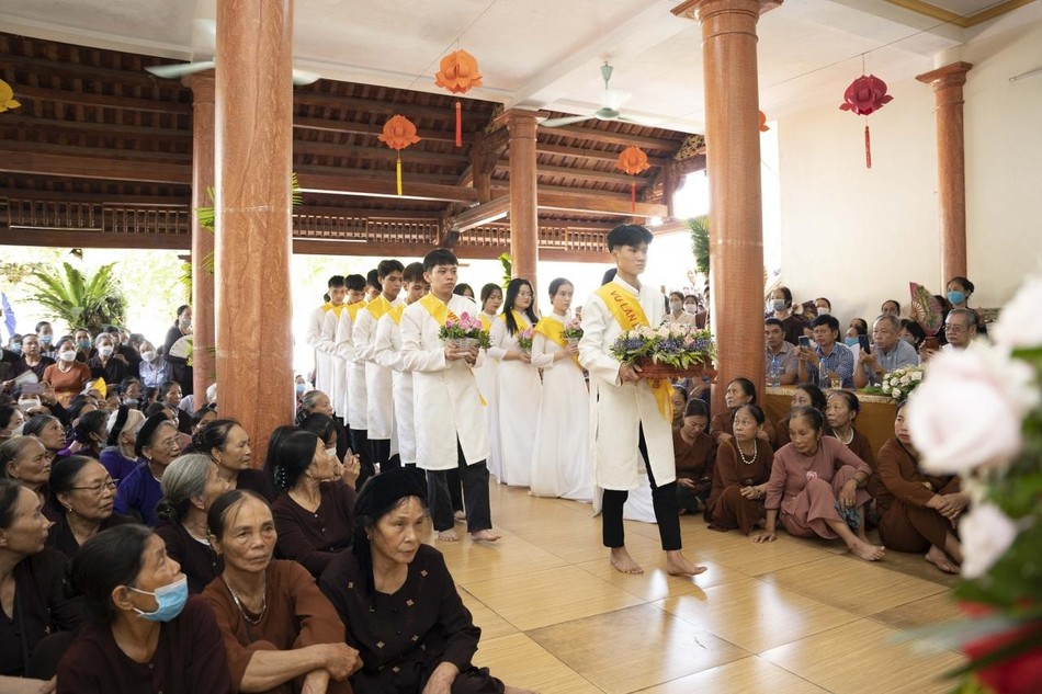 Dâng hoa cúng dường