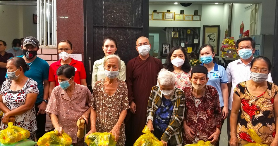 Đại đức Thích Trung Minh cùng các mạnh thường quân trao quà đến bà con