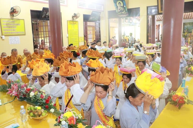 Phật tử thành kính dâng cúng pháp y Phật tử thành kính dâng cúng pháp y