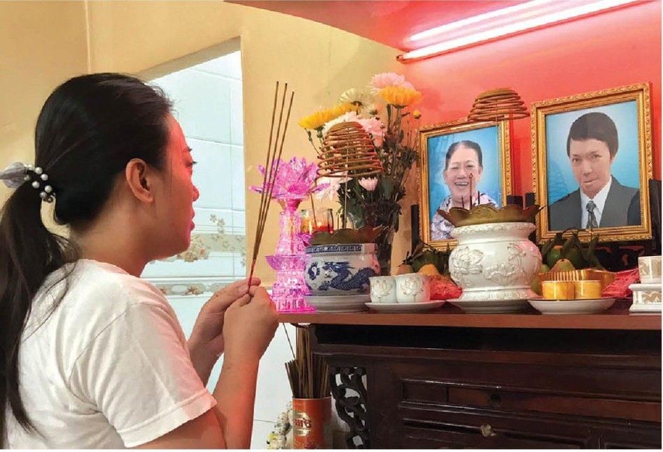 Mỗi khi thắp hương trên bàn thờ cha mẹ, chị Đoan Trang lại rưng rưng Mỗi khi thắp hương trên bàn thờ cha mẹ, chị Đoan Trang lại rưng rưng