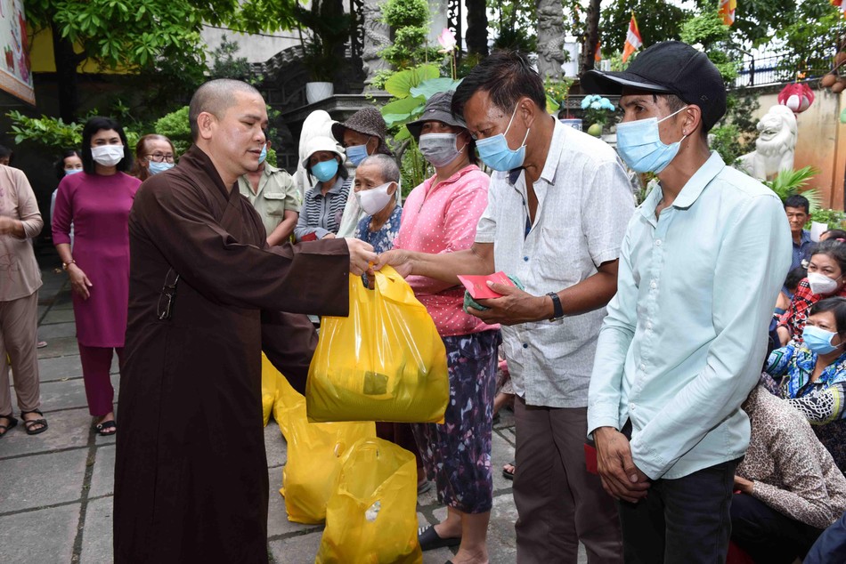 Đại đức Thích Nhuận Từ, trụ trì chùa Bát Nhã trao quà đến người nghèo Đại đức Thích Nhuận Từ, trụ trì chùa Bát Nhã trao quà đến người nghèo