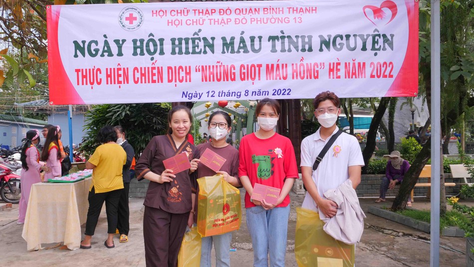 Các bạn trẻ tham gia hiến máu nhân đạo do chùa Diệu Pháp kết hợp cùng Hội Chữ thập đỏ quận Bình Thạnh tổ chức Các bạn trẻ tham gia hiến máu nhân đạo do chùa Diệu Pháp kết hợp cùng Hội Chữ thập đỏ quận Bình Thạnh tổ chức