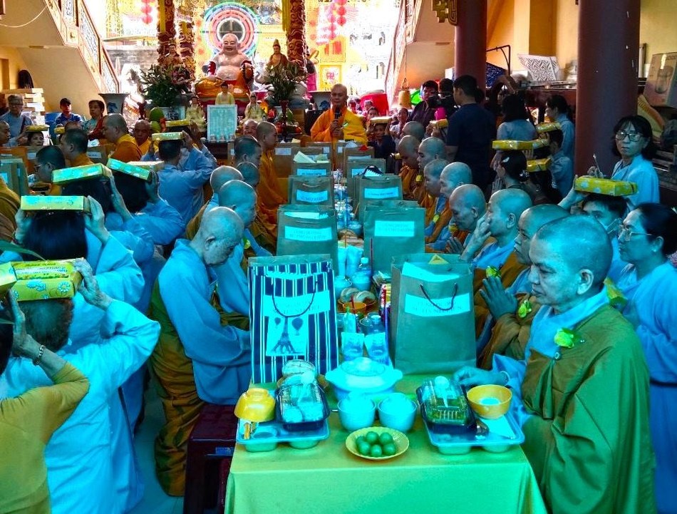 Phật tử dâng pháp y cúng dường chư tôn đức Tăng Ni tại chùa Phổ Đà Sơn Phật tử dâng pháp y cúng dường chư tôn đức Tăng Ni tại chùa Phổ Đà Sơn