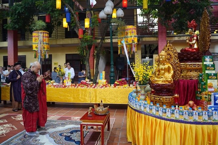 Thượng tọa Thích Đức Tiến chủ hành pháp sự cúng Mông sơn chẩn tế