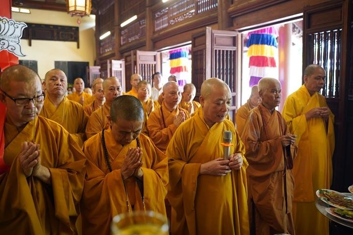 Chư tôn đức Ban Trị sự GHPGVN TP.Hà Nội dâng hương trước linh đài 3 liệt sĩ