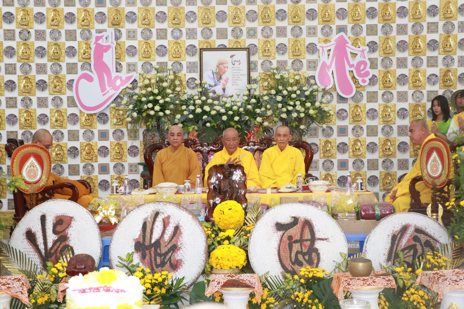 Chư tôn đức chứng minh buổi lễ Chư tôn đức chứng minh buổi lễ