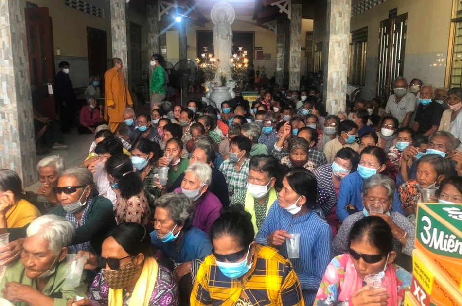Bà con đến nhận quà tại tịnh xá Ngọc Định Bà con đến nhận quà tại tịnh xá Ngọc Định